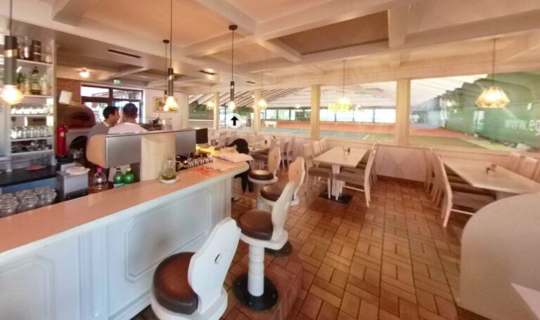 Mit Ausblick in die Halle